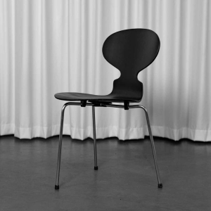 Arne Jacobsen pour Fritz Hansen, chaise fourmis tripode noire