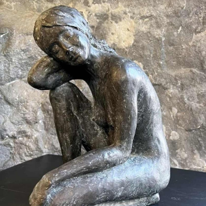 Linde ERGO, bronzen sculptuur jonge zittende vrouw ,20e eeuw