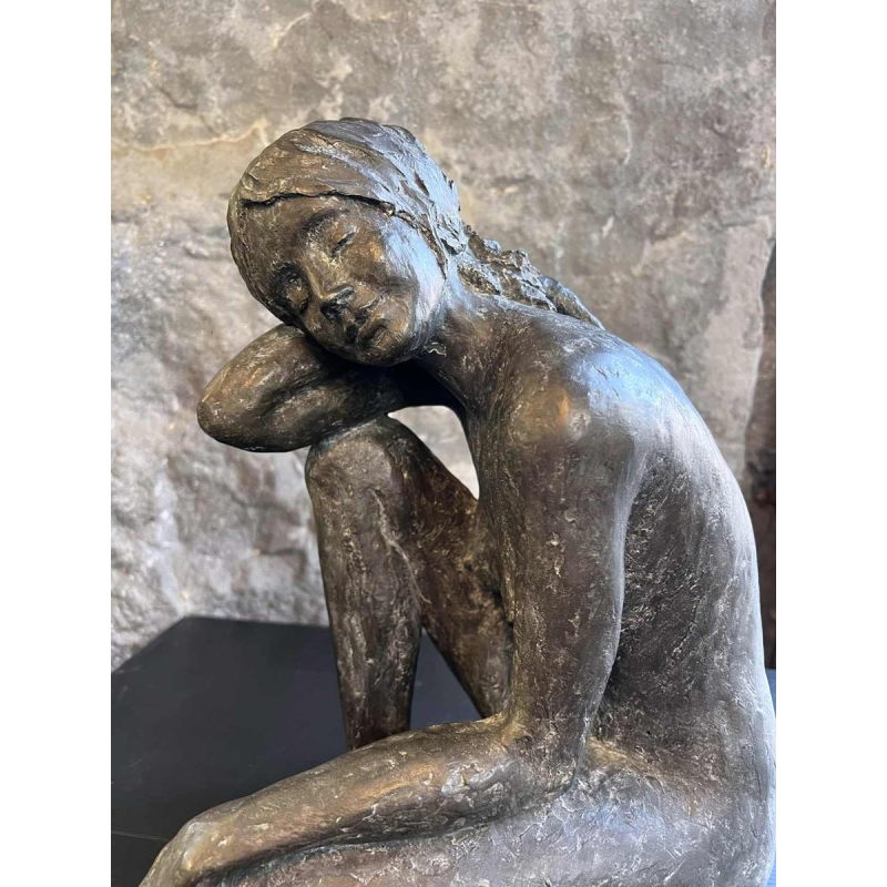 Linde ERGO, bronzen sculptuur jonge zittende vrouw ,20e eeuw