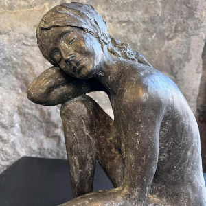 Linde ERGO, bronzen sculptuur jonge zittende vrouw ,20e eeuw