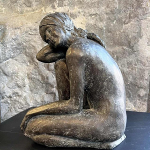 Linde ERGO, sculpture bronze jeune femme assise, XXème siècle