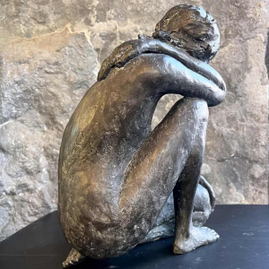 Linde ERGO, bronzen sculptuur jonge zittende vrouw ,20e eeuw