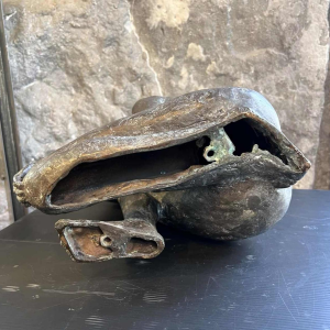 Linde ERGO, bronzen sculptuur jonge zittende vrouw ,20e eeuw