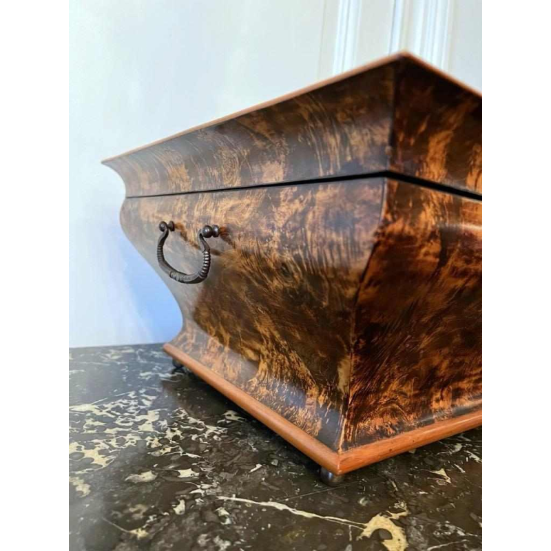 Sjaalkist in de vorm van een sarcofaag, Charles X periode