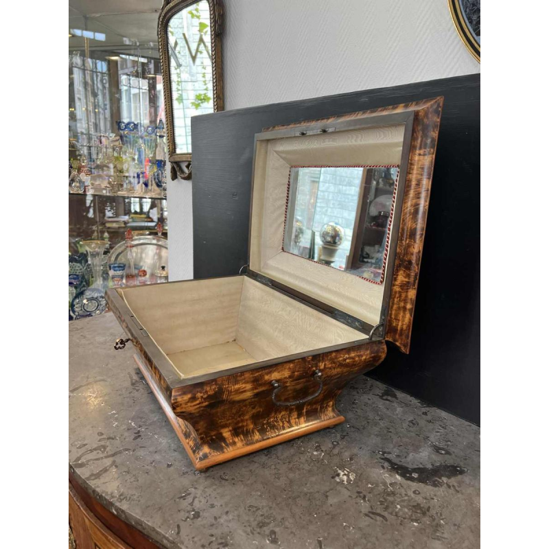 Sjaalkist in de vorm van een sarcofaag, Charles X periode