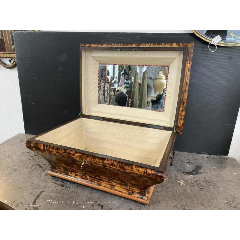 Coffre à châles en forme de sarcophage, époque Charles X