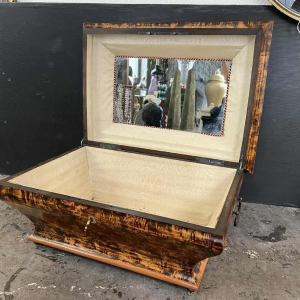 Sjaalkist in de vorm van een sarcofaag, Charles X periode