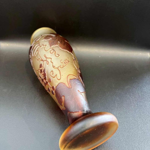 Émile GALLE, vase Art Nouveau en pâte de verre, décor de vigne vierge