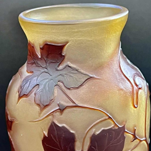Émile GALLE, Art Nouveau pâte de verre vaas met Virginia kruiperdessin