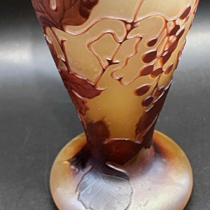 Émile GALLE, vase Art Nouveau en pâte de verre, décor de vigne vierge