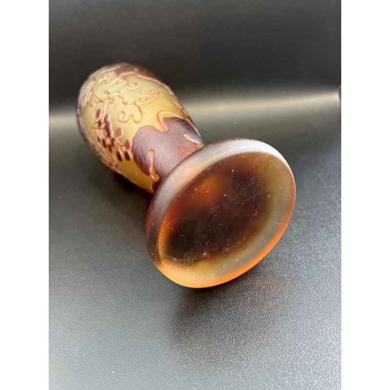 Émile GALLE, vase Art Nouveau en pâte de verre, décor de vigne vierge