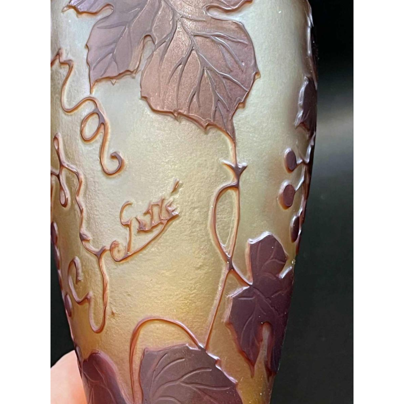 Émile GALLE, vase Art Nouveau en pâte de verre, décor de vigne vierge