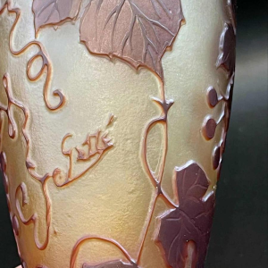 Émile GALLE, vase Art Nouveau en pâte de verre, décor de vigne vierge