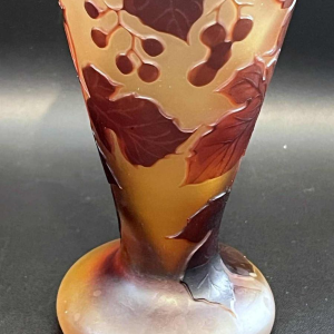 Émile GALLE, vase Art Nouveau en pâte de verre, décor de vigne vierge