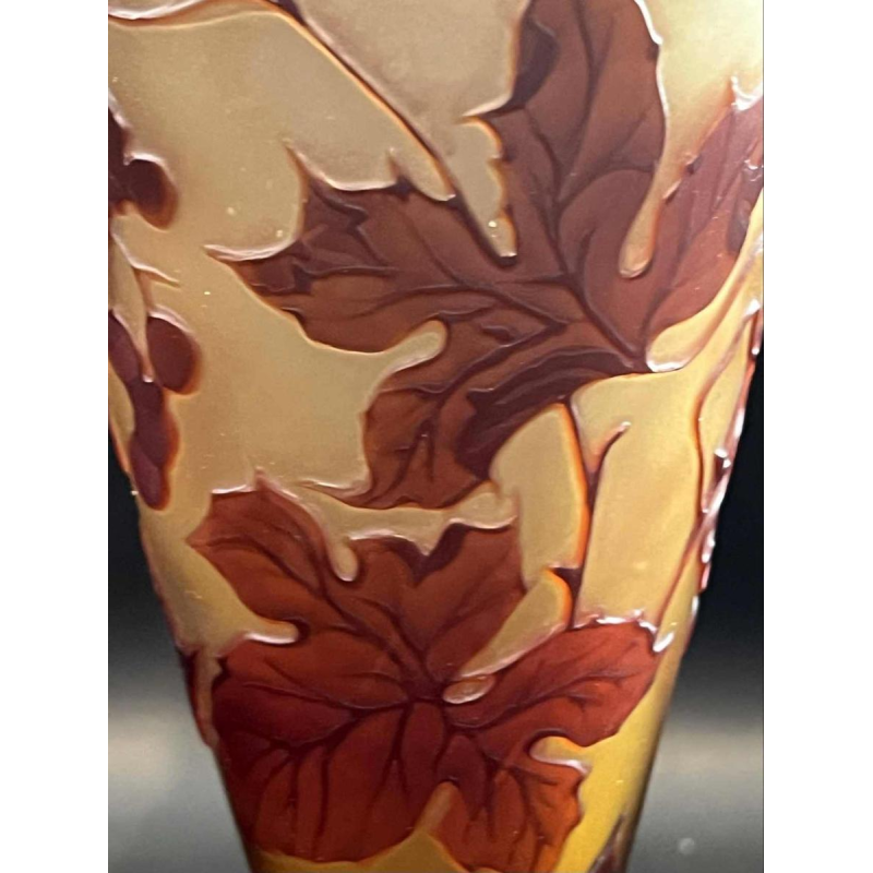 Émile GALLE, vase Art Nouveau en pâte de verre, décor de vigne vierge