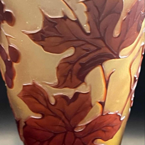 Émile GALLE, vase Art Nouveau en pâte de verre, décor de vigne vierge