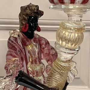 Murano, bougeoir 'Personnage torchère' verre soufflé, inclusions de filigranes et paillettes dor, ca 1950