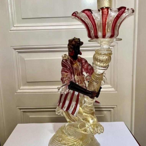 Murano, bougeoir 'Personnage torchère' verre soufflé, inclusions de filigranes et paillettes dor, ca 1950