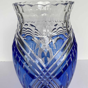Joseph Simon voor Val-Saint-Lambert, Art Deco saffierblauw geslepen kristallen “Seurat” vaas, 1925