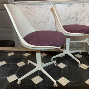 MAURICE BURKE voor ARKANA, paar witte draaistoelen " Tulip " glasvezel, ca 1960