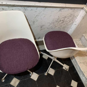 MAURICE BURKE for ARKANA, Pair of white " Tulip " swivel chairs fiberglass, 1960