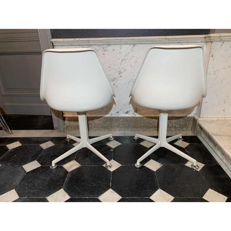 MAURICE BURKE for ARKANA, Pair of white " Tulip " swivel chairs fiberglass, 1960