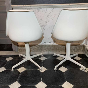 MAURICE BURKE for ARKANA, Pair of white " Tulip " swivel chairs fiberglass, 1960