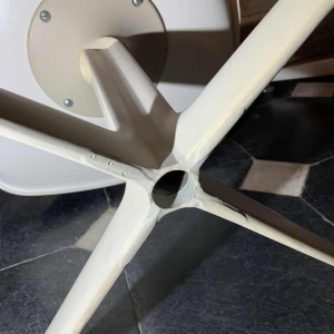 MAURICE BURKE voor ARKANA, paar witte draaistoelen " Tulip " glasvezel, ca 1960