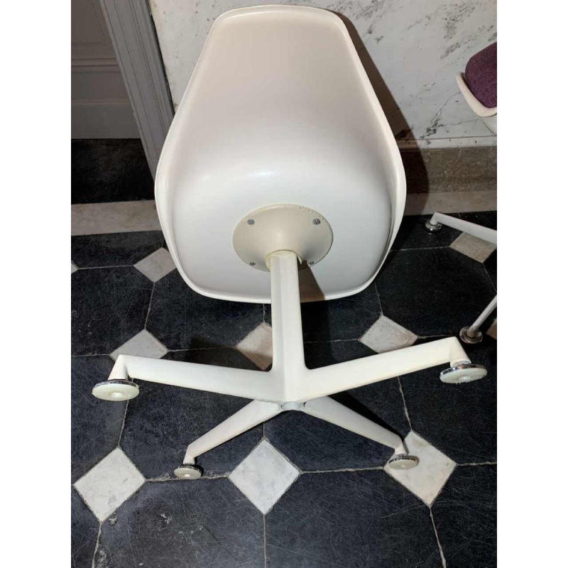 MAURICE BURKE for ARKANA, Pair of white " Tulip " swivel chairs fiberglass, 1960