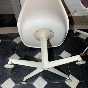 MAURICE BURKE for ARKANA, Pair of white " Tulip " swivel chairs fiberglass, 1960