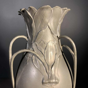 HUGO LEVEN pour Kayserzinn - Vase Art Nouveau floral en étain N° 4229, 1900s