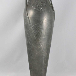 HUGO LEVEN voor Kayserzinn - Jugendstil tinnen bloemen vaas N° 4229, jaren 1900