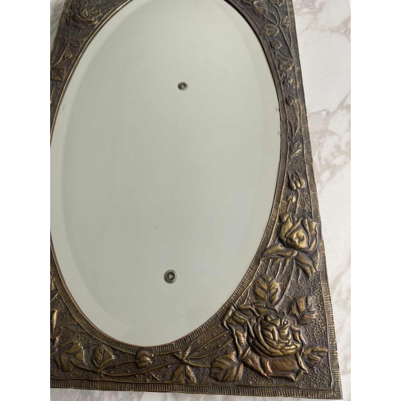 Ovale Art Nouveau spiegel in repoussé messing met florale decoratie, begin 20ste eeuw