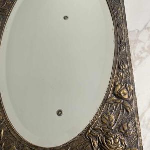 Ovale Art Nouveau spiegel in repoussé messing met florale decoratie, begin 20ste eeuw