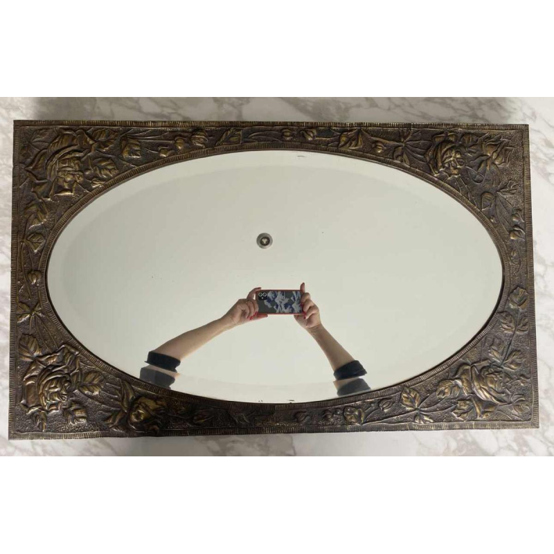 Miroir ovale Art Nouveau en laiton repoussé à décor floral, début XXe s