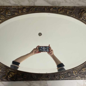 Miroir ovale Art Nouveau en laiton repoussé à décor floral, début XXe s