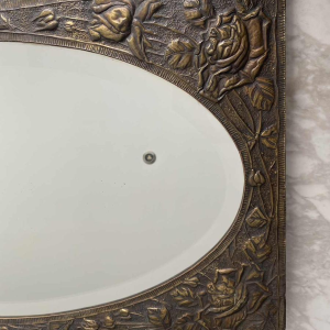 Ovale Art Nouveau spiegel in repoussé messing met florale decoratie, begin 20ste eeuw