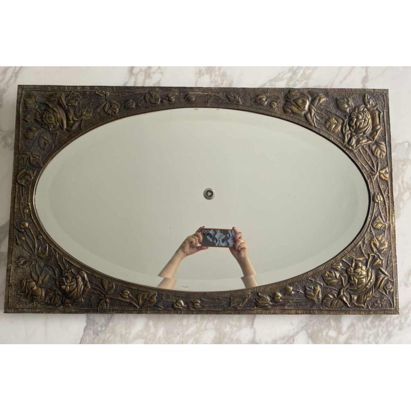 Ovale Art Nouveau spiegel in repoussé messing met florale decoratie, begin 20ste eeuw