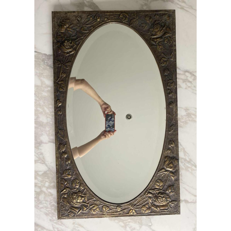 Ovale Art Nouveau spiegel in repoussé messing met florale decoratie, begin 20ste eeuw
