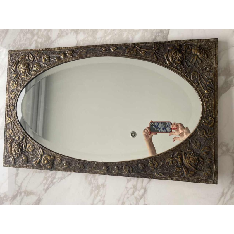 Miroir ovale Art Nouveau en laiton repoussé à décor floral, début XXe s