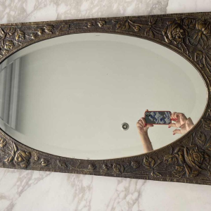 Miroir ovale Art Nouveau en laiton repoussé à décor floral, début XXe s