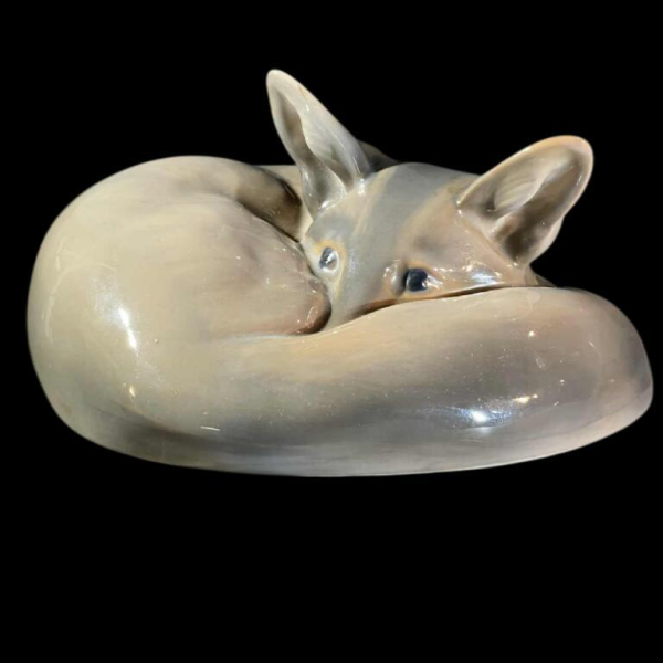 ERIK NIELSEN Royal Copenhagen, fennec of slapende vos, dier sculptuur, polychroom porselein N 438, ca 1930