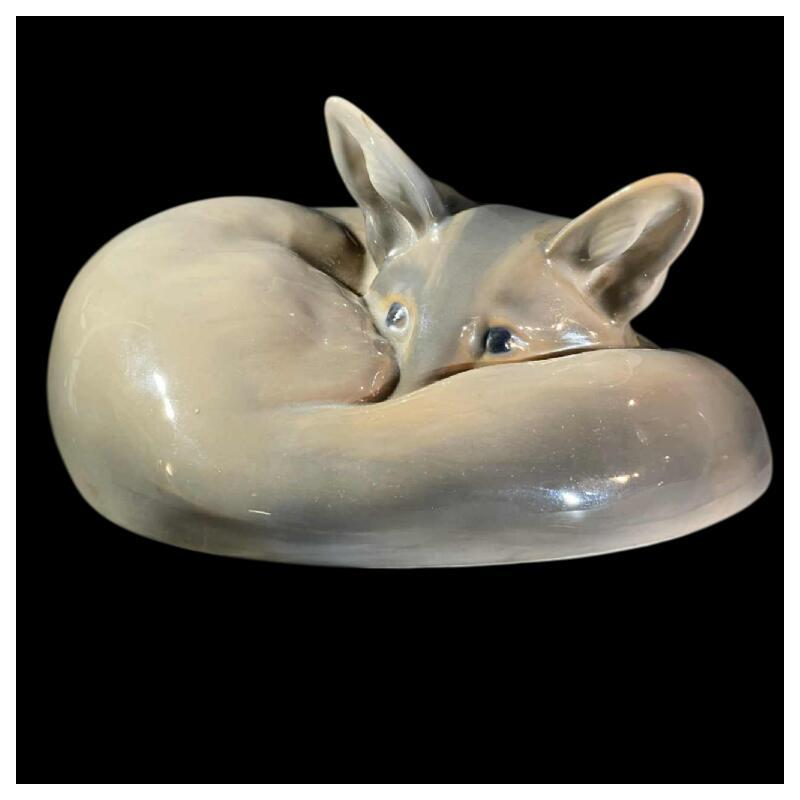 ERIK NIELSEN Royal Copenhagen, fennec ou renard assoupi, sculpture figurine animalie`re, porcelaine polychrome N 438, ca 1930