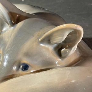ERIK NIELSEN Royal Copenhagen, fennec ou renard assoupi, sculpture figurine animalie`re, porcelaine polychrome N 438, ca 1930