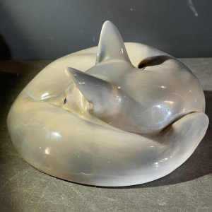 ERIK NIELSEN Royal Copenhagen, fennec of slapende vos, dier sculptuur, polychroom porselein N 438, ca 1930