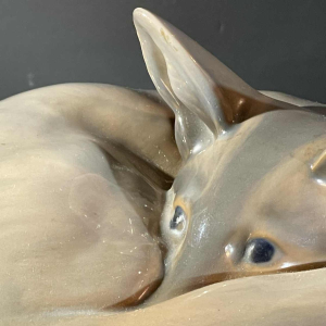 ERIK NIELSEN Royal Copenhagen, fennec ou renard assoupi, sculpture figurine animalie`re, porcelaine polychrome N 438, ca 1930