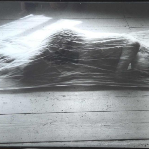 Greta Buysse 'Nu couché voilé' photo argentique, ca 2012
