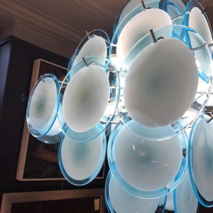Gino Vistosi (Murano), blauwe design kroonluchter, 36 glazen schijfplaten, 1960