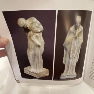 CRIS AGTERBERG / ROGER GUERIN 'De kus' beeld van omhelzend paar, Art Deco geglazuurd steengoed, ca. 1940