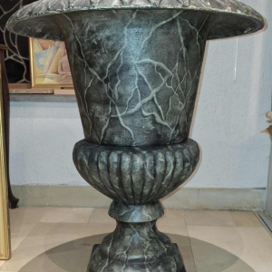 Paar tuinbakken / tuinvazen van gepatineerd gietijzer, tweede helft 20e eeuw